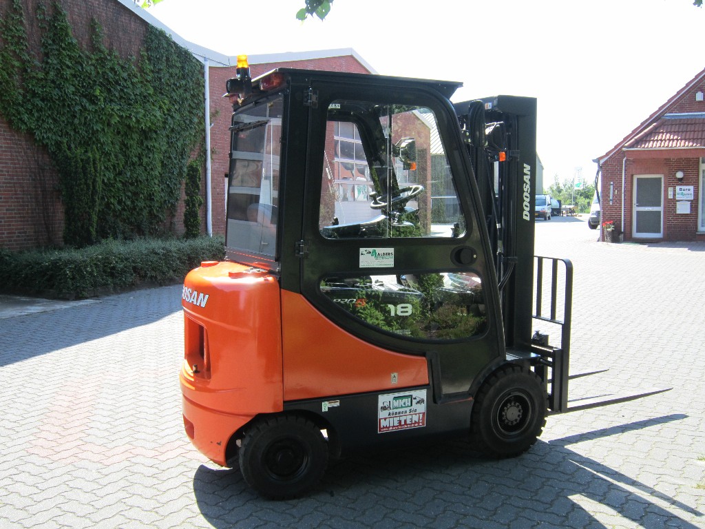 Doosan D 18