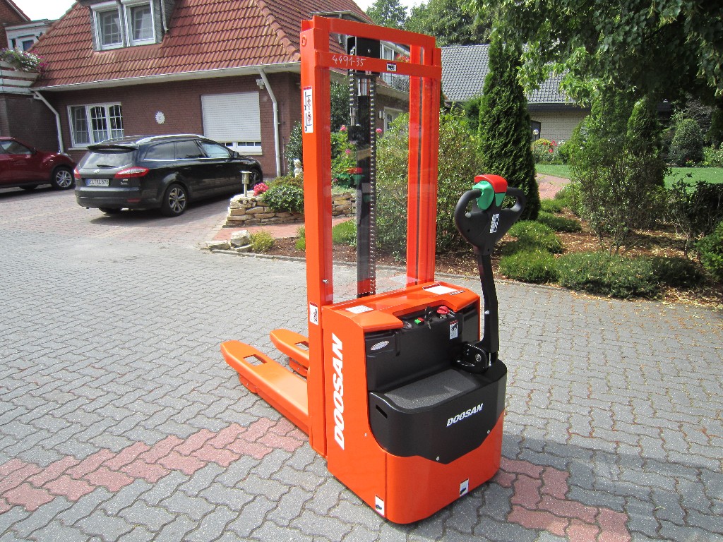 Hochhubwagen Doosan LEDS 12,5