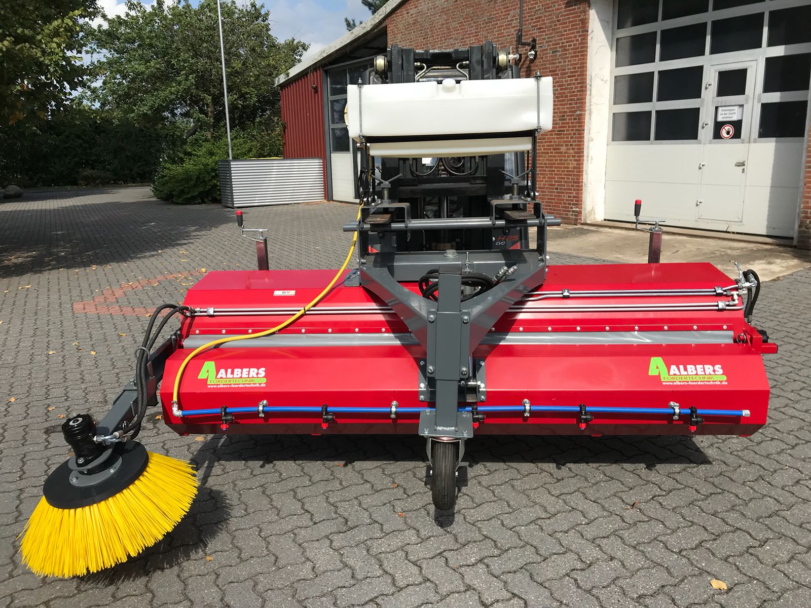 Gabelstaplerkehrmaschine Albers Fördertechnik